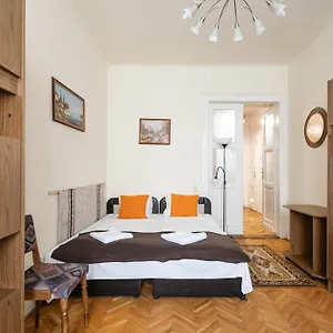 Bpr W21 Retro With Balcony Apartment Budapest